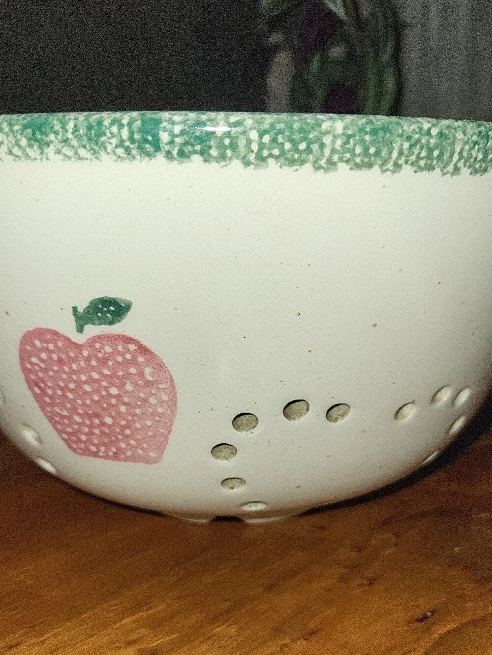 Hand-Painted Ceramic Stomeware Sponge Waee Apple Heart- White with Pink & Green